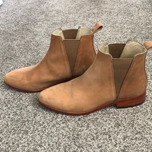 Nisolo Chelsea Boots in Sand, size 6